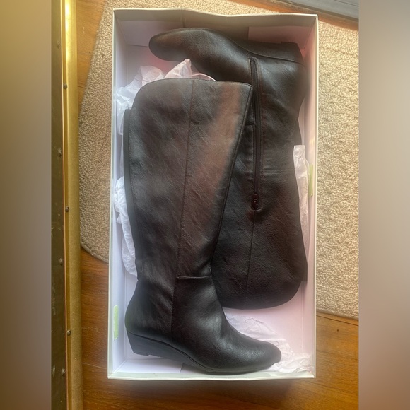 Jessica Simpson Black faux Leather textured wedge tall 1 1/2 inch boots NWT - Picture 1 of 17